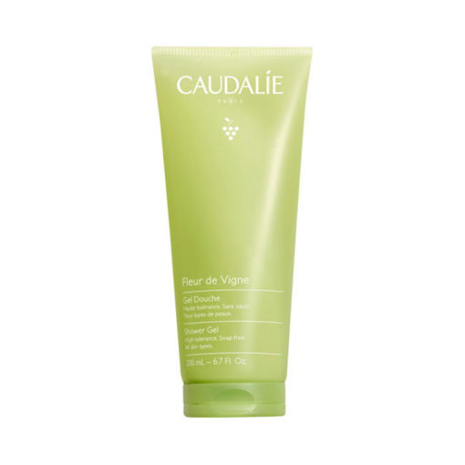 Caudalie Fleur De Vigne Shower Gel представлява душ гел за тяло, обогатен с алое вера, който деликатно почиства и овлажнява кожата. Насладете се на с нежния аромат на бяла роза и розов пипер, който напомня за мимолетния лозов цвят, цъфтящ само за няколко дни през юни. Подходяща за всички типове кожа, тази нежна формула без сапун е направена от 100% почистваща формула на растителна основа. Подходящ за чувствителна кожа.